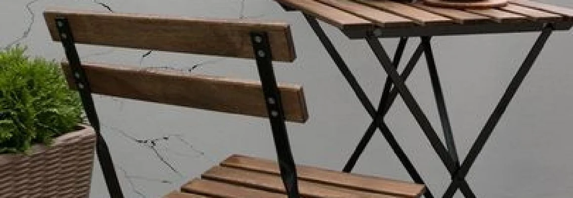Klappstuhl und -tisch aus Holz